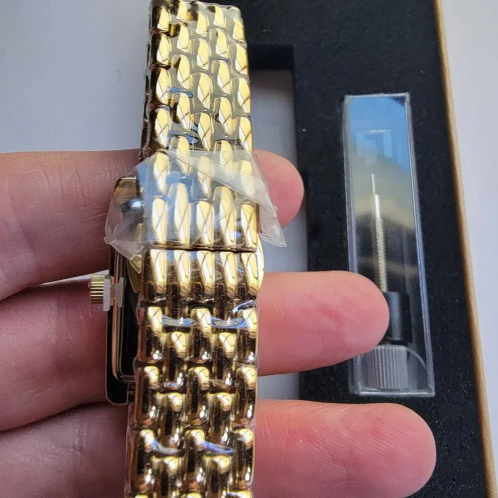 Womens Watch White Dial Gold Tone Stainless Bracelet Dress Quartz Box